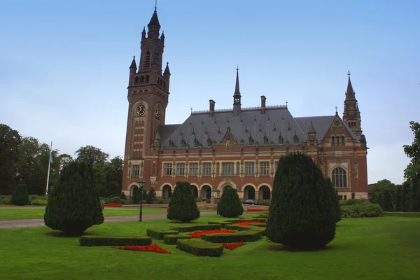 Building in The Hague: the Peace Palace. It is the seat of the I — Stock Photo, Image