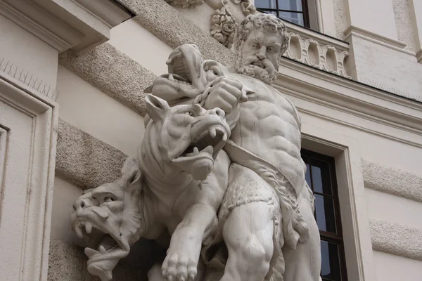 Antique scène de combat entre l'homme et des créatures mythiques dans Vie — Photo