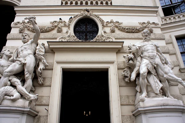 Hofburg residence och grekisk stil statyer — Stockfoto