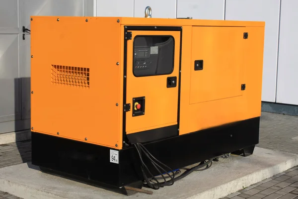 Eenerador diesel auxiliar amarelo para energia elétrica de emergência — Fotografia de Stock