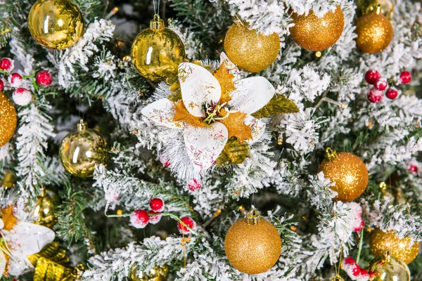 Weihnachtsbaum Hintergrund mit goldenen Kugeln, Spielzeug — Stockfoto