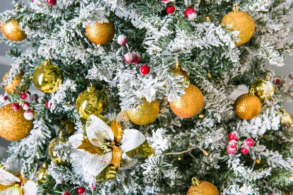 Kerstboom achtergrond met gouden ballen, speelgoed — Stockfoto
