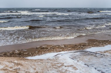 Baltık Denizi sahilleri karlı ve denizde büyük dalgalar var.