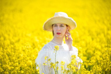 Genç bir kadın tecavüz alanında duruyor.