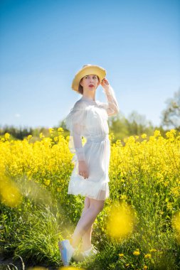 Genç bir kadın tecavüz alanında duruyor.