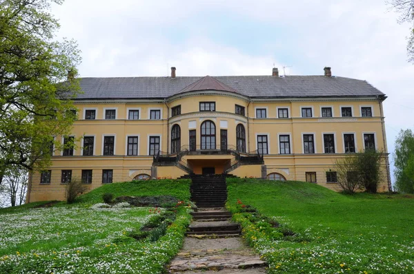 Herrgården byggdes runt ett medeltida slott. Grekland — Stockfoto