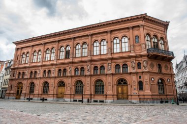 Riga, Letonya - 21 Mayıs 2021: Riga Bourse Sanat Müzesinin Riga Meydanı, Letonya.