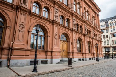 Riga, Letonya - 21 Mayıs 2021: Riga Bourse Sanat Müzesinin Riga Meydanı, Letonya.