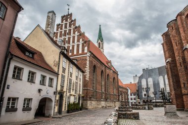 Riga, Letonya - 21 Mayıs 2021: Riga eski kasabasının Luteran St. John Kilisesi yakınlarındaki sokak manzarası, Letonya