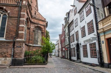 Riga 'nın Luteryan St. John Kilisesi yakınlarındaki sokak manzarası, Letonya
