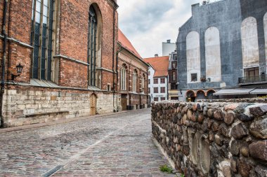 Riga, Letonya - 21 Mayıs 2021: Riga eski kasabasının Luteran St. John Kilisesi yakınlarındaki sokak manzarası, Letonya