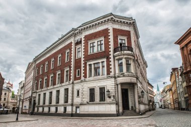 Riga, Letonya - 21 Mayıs 2021: Riga 'daki Covid-19 karantinası nedeniyle Dom Square Caddesi' nin boşaltılması