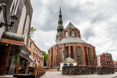 Riga, Letonya - 21 Mayıs 2021: St. Peters Kilisesi, Letonya 'nın başkenti Riga' da bulunan bir Lüterci kilisesidir..