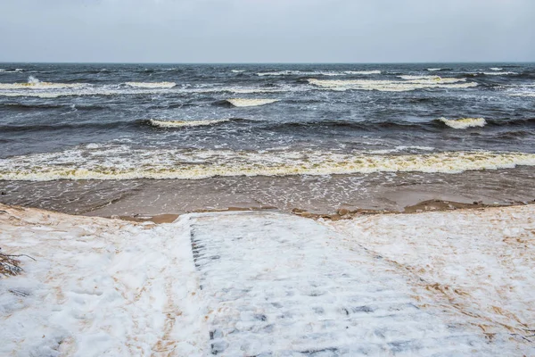 발트해 겨울에 내리고 바다에는 파도가 라트비아의 발트해와 사이의 — 스톡 사진
