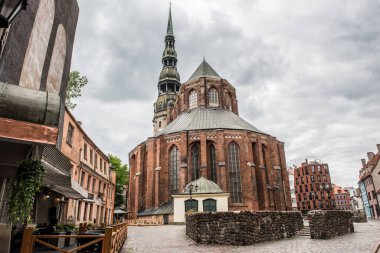 Riga, Letonya - 21 Mayıs 2021: St. Peter Kilisesi Letonya 'nın başkenti Riga' da yer alan bir Lüterci kilisesidir..