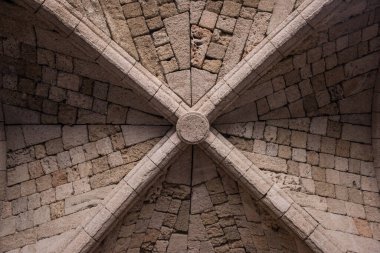 Gül pencereli ve çapraz kirişli antika tavan.