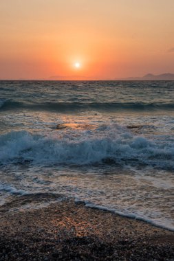 Ege 'de deniz batımı plaj denizi Rodos, Yunanistan.