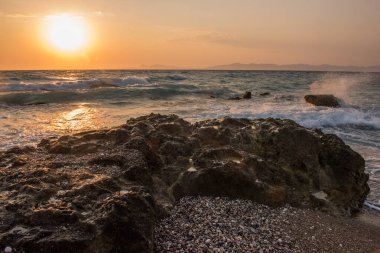 Ege 'de deniz batımı plaj denizi Rodos, Yunanistan.
