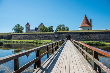 Ortaçağ Kuressaare Kalesi 'nin ana kapısına giden tahta köprü. Saaremaa, Estonya