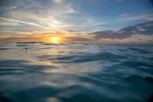 Karayipler, yanan günbatımı