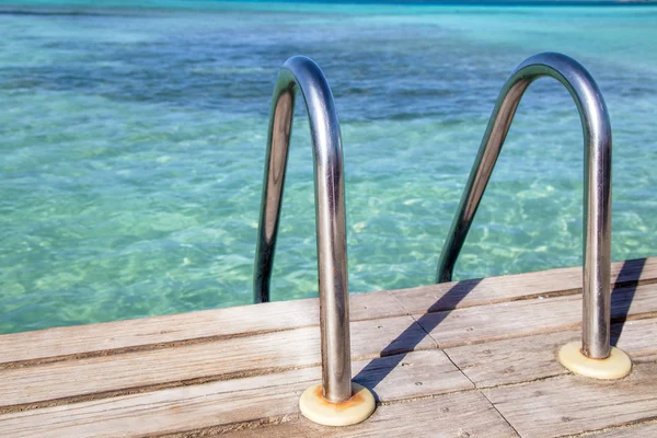 Karibien, Wet Deck, peer och stege — Stockfoto