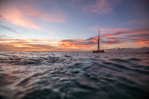 Crucero al atardecer del Caribe con catamarán — Foto de Stock