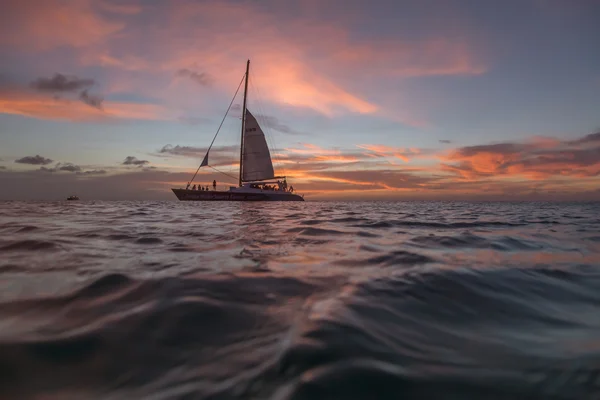 Karibiku plavba při západu slunce s katamarán — Stock fotografie