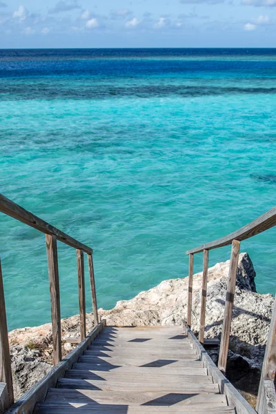 Escadaria para as águas turquesa do Mar do Caribe — Fotografia de Stock