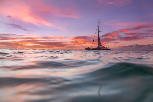 Gün batımı gemi gezisine Katamaran ile