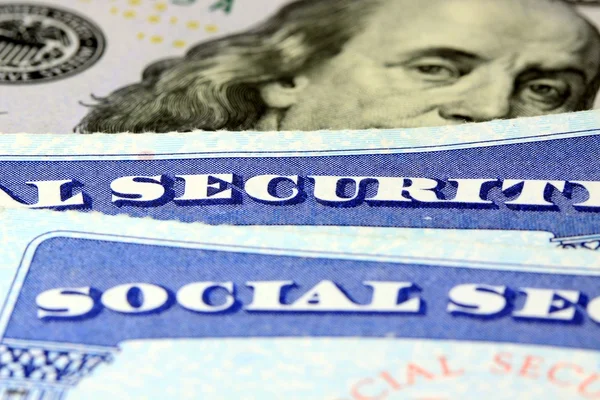 Carta di sicurezza sociale e valuta statunitense banconota da cento dollari — Foto Stock