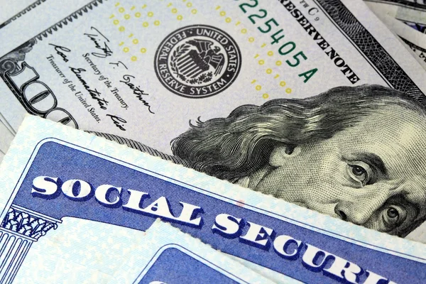 Cartão de segurança social e moeda dos EUA uma nota de cem dólares — Fotografia de Stock