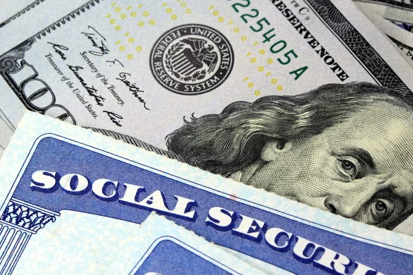 Tarjeta de seguridad social y moneda estadounidense billete de cien dólares — Foto de Stock