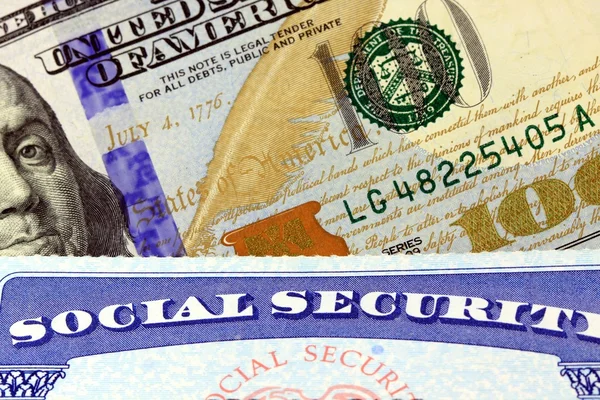 Sociale zekerheid kaart en ons valuta honderd dollar bill — Stockfoto