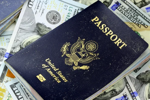 Проездной паспорт США со 100 долларовыми купюрами — стоковое фото