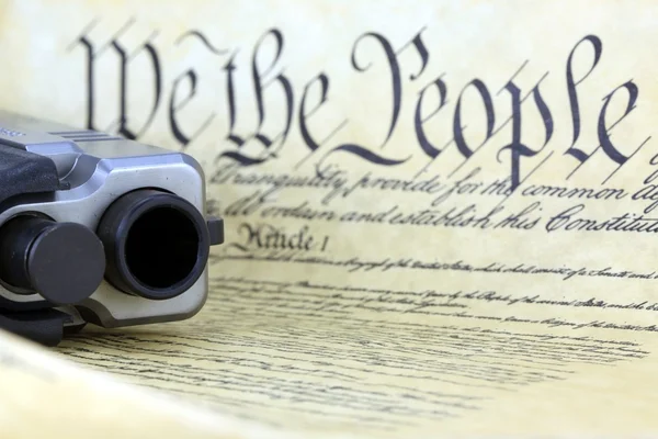 Constitución de los Estados Unidos con pistola de mano - Derecho a mantener y portar armas — Foto de Stock