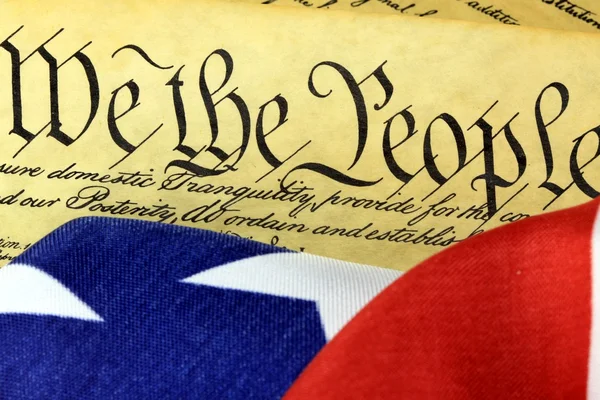 Történelmi dokumentum minket alkotmány - az emberek az amerikai zászló — Stock Fotó