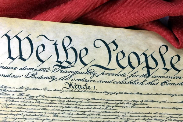 Documento Histórico Constituição dos EUA - Nós O Povo com Bandeira Americana — Fotografia de Stock