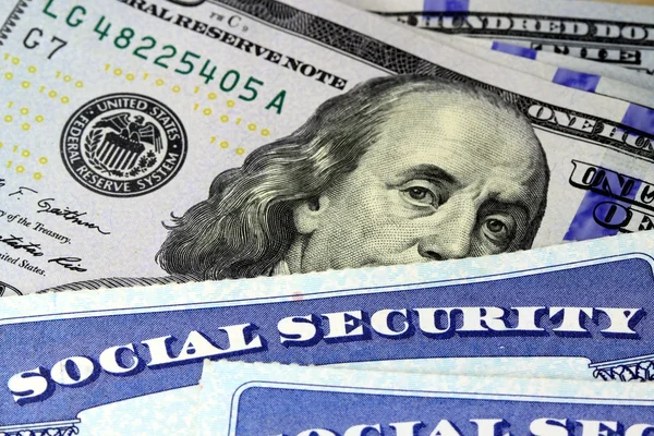 Cartão de segurança social e moeda dos EUA uma nota de cem dólares — Fotografia de Stock