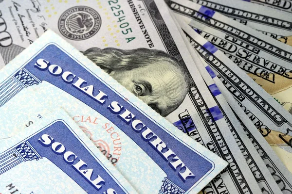 Tarjeta de seguridad social y moneda estadounidense billete de cien dólares — Foto de Stock