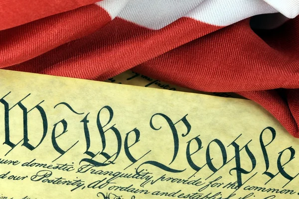 Documento histórico Constitución de los Estados Unidos - Nosotros, el pueblo con bandera estadounidense — Foto de Stock