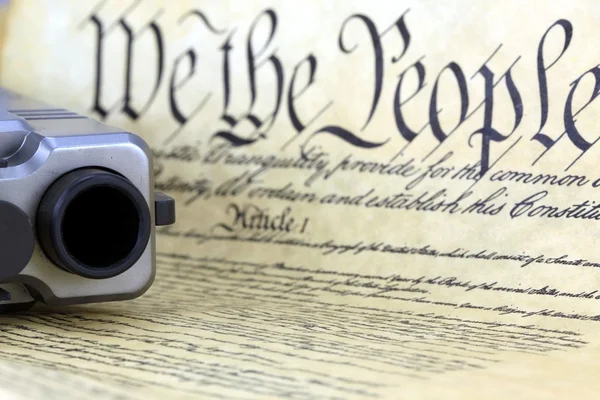 Constitución de los Estados Unidos con pistola de mano - Derecho a mantener y portar armas — Foto de Stock