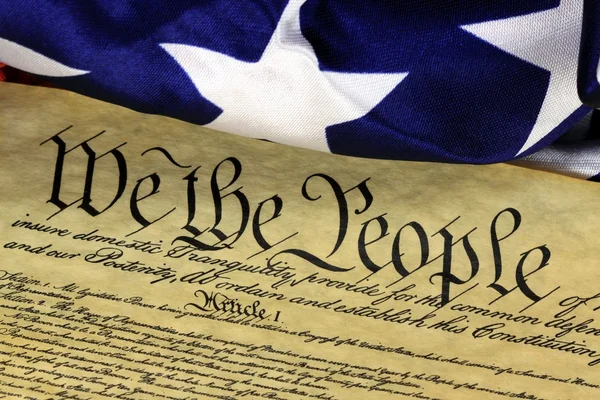 Historisk dokument US Constitution - vi folket med amerikansk flag - Stock-foto