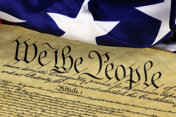 Исторический документ Конституция США - Мы люди с американским флагом

