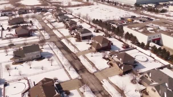 Aérea de viviendas en un barrio suburbano cubierto de nieve — Vídeo de stock