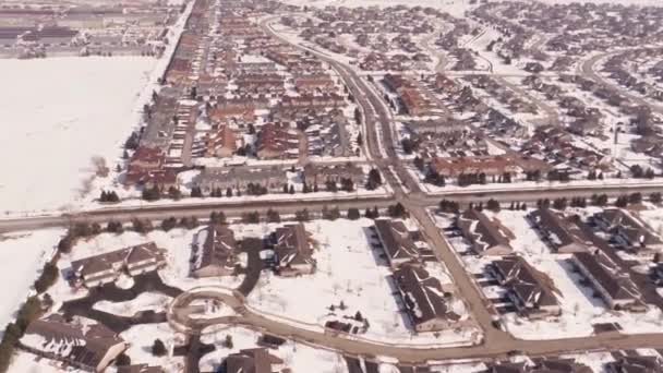 Anténa domů v sněhu zahrnuty předměstký okolí — Stock video