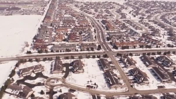 Antenne van huizen in een sneeuw bedekt suburbane wijk — Stockvideo