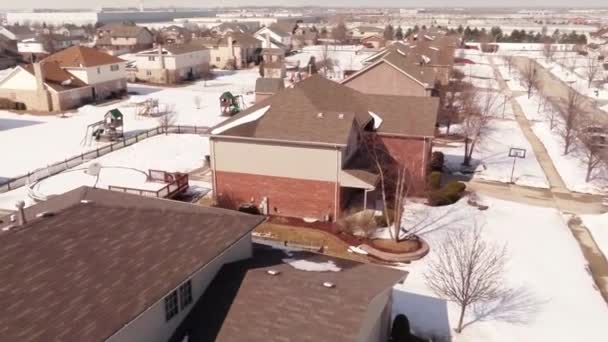 Aérea de viviendas en un barrio suburbano cubierto de nieve — Vídeos de Stock
