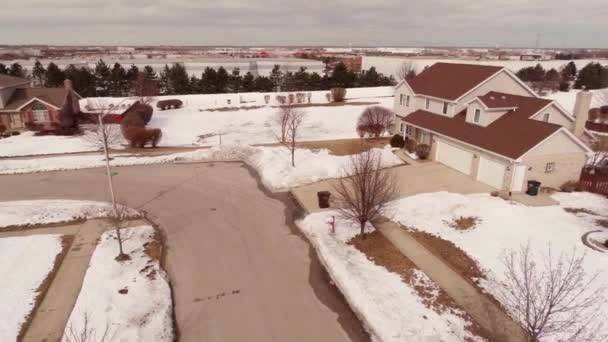 Ar de casas em um bairro suburbano coberto de neve — Vídeo de Stock