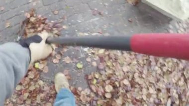 Sonbahar yaprakları'nın bahçesinde yan yatan bahçe işleri