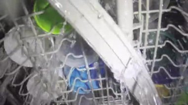 İçinde bulaşık makinesi bulaşık